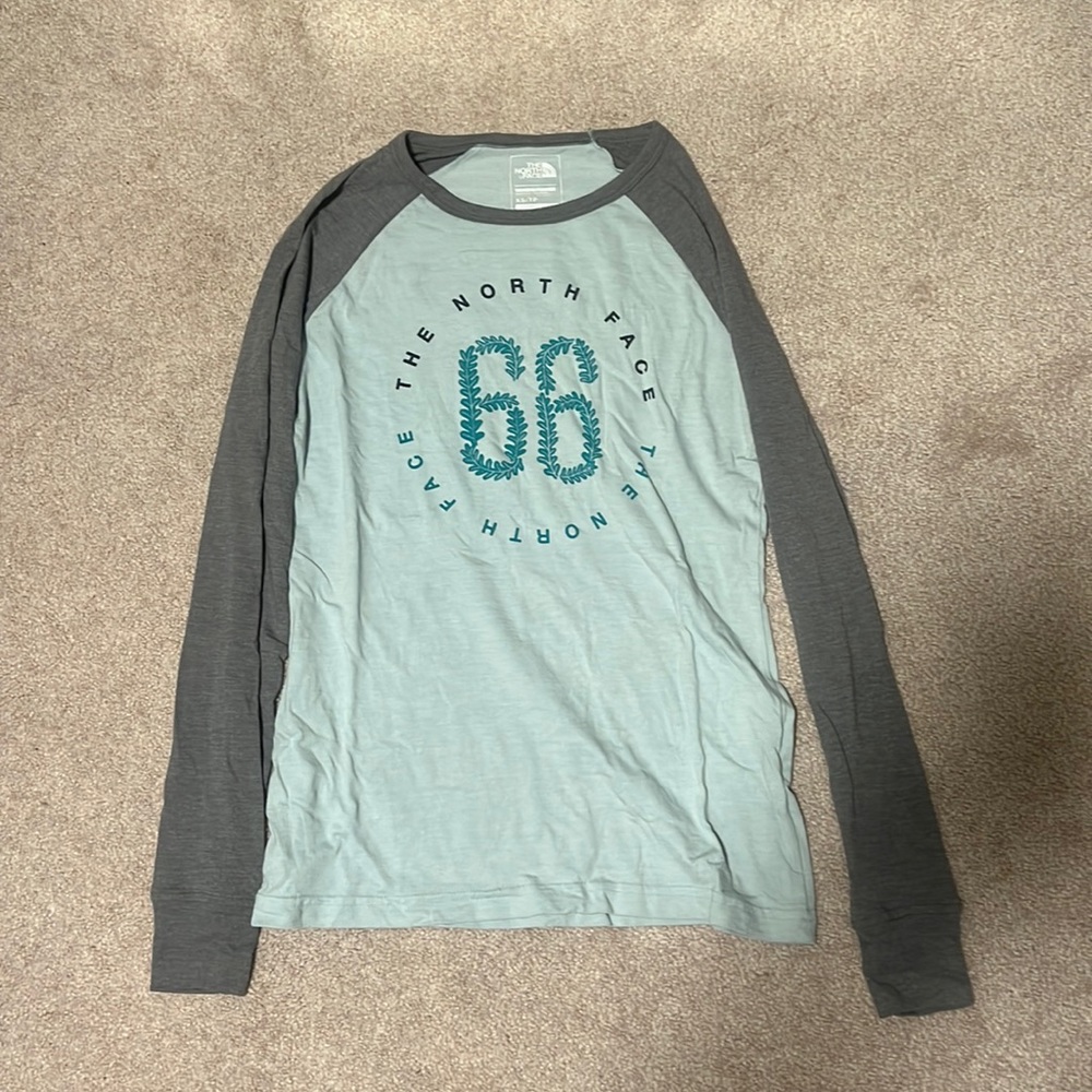 Women’s like new north face long sleeve